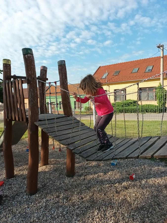 Za Vodou Pensionat Moravská Nová Ves Exteriör bild